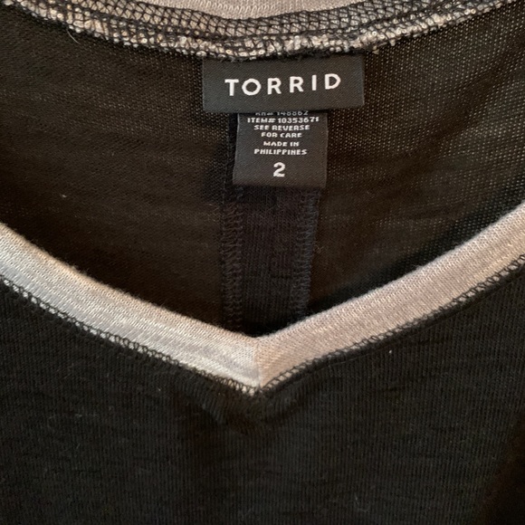 Black & Grey Torrid T Shirt Size 2 - Picture 3 of 3